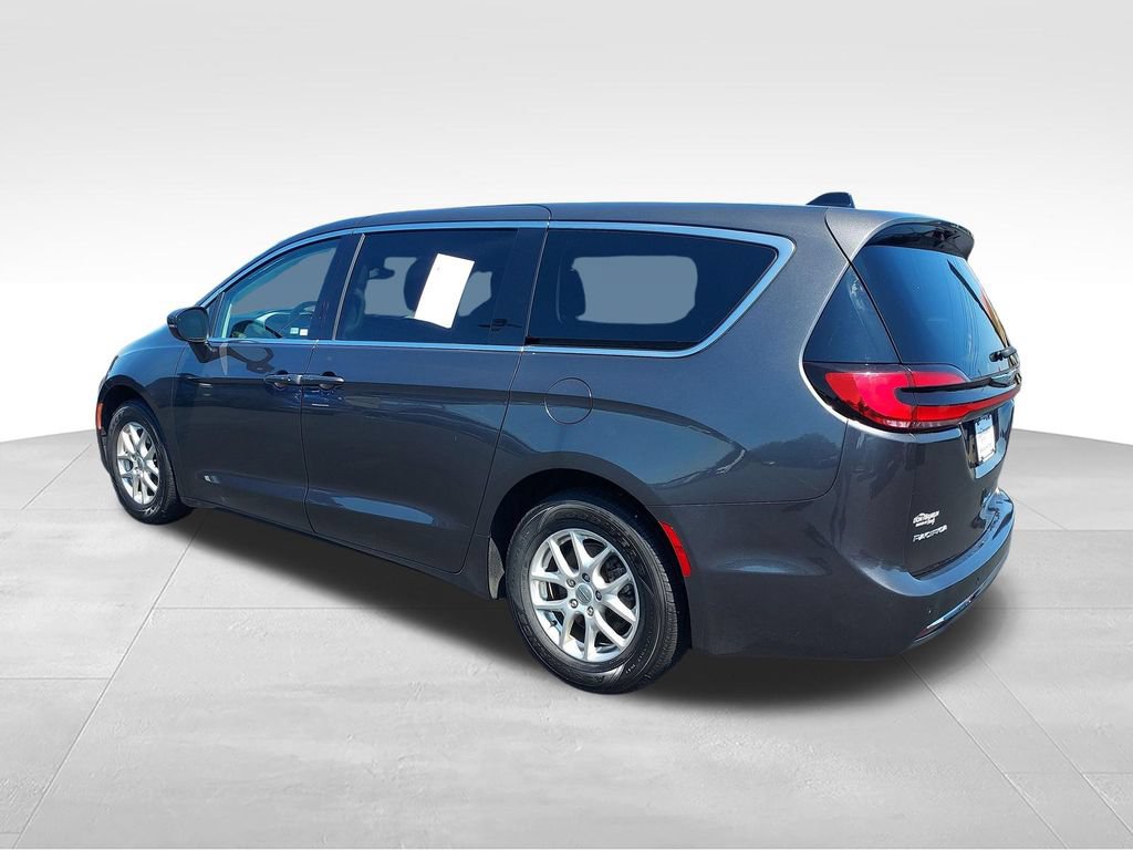 Used 2023 Chrysler Pacifica Touring-L FWD image 3