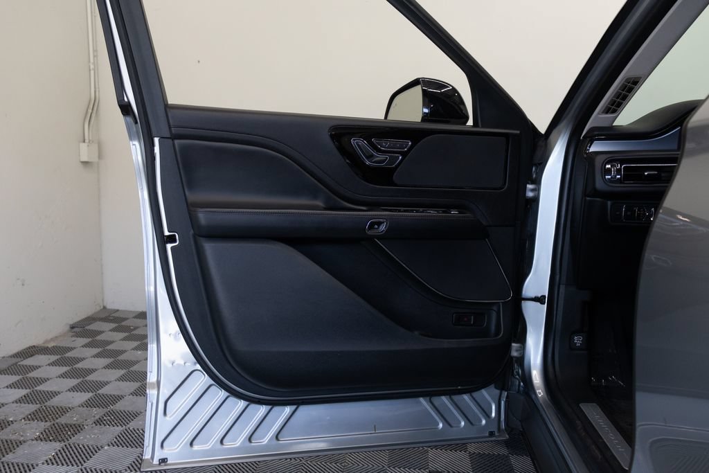 Used 2023 Lincoln Aviator AWD image 16