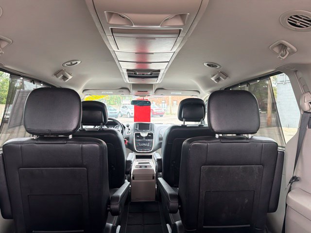 Used 2015 Chrysler Town & Country Touring FWD image 17