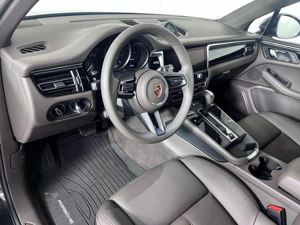 Certified 2025 Porsche Macan image 4