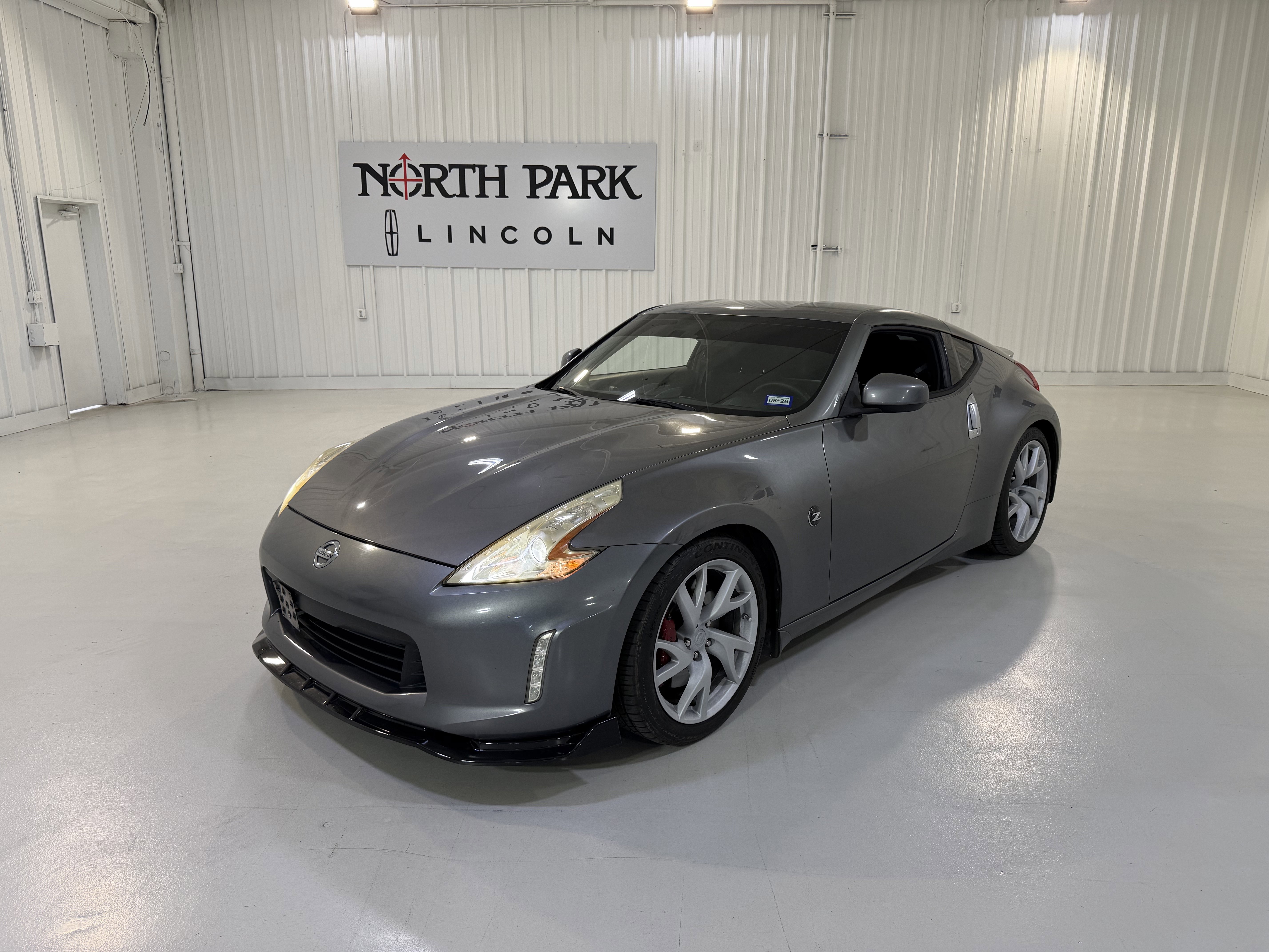 Used 2016 Nissan 370Z Coupe RWD image 1