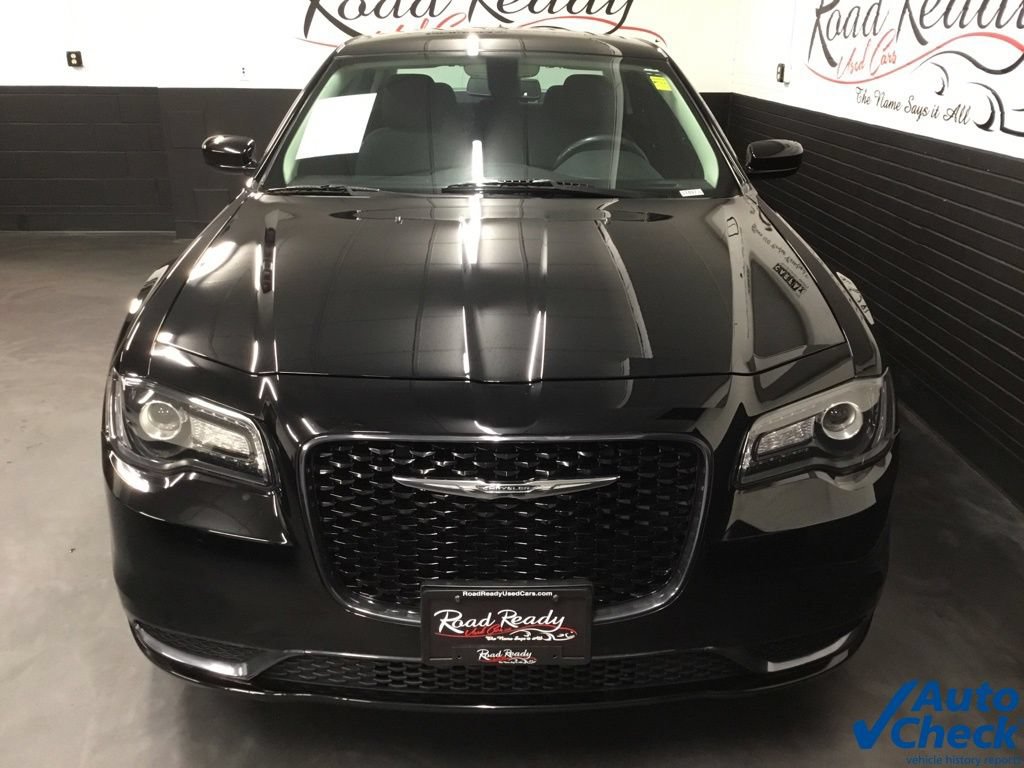 Used 2018 Chrysler 300 Touring w/ Sport Appearance Package RWD image 4