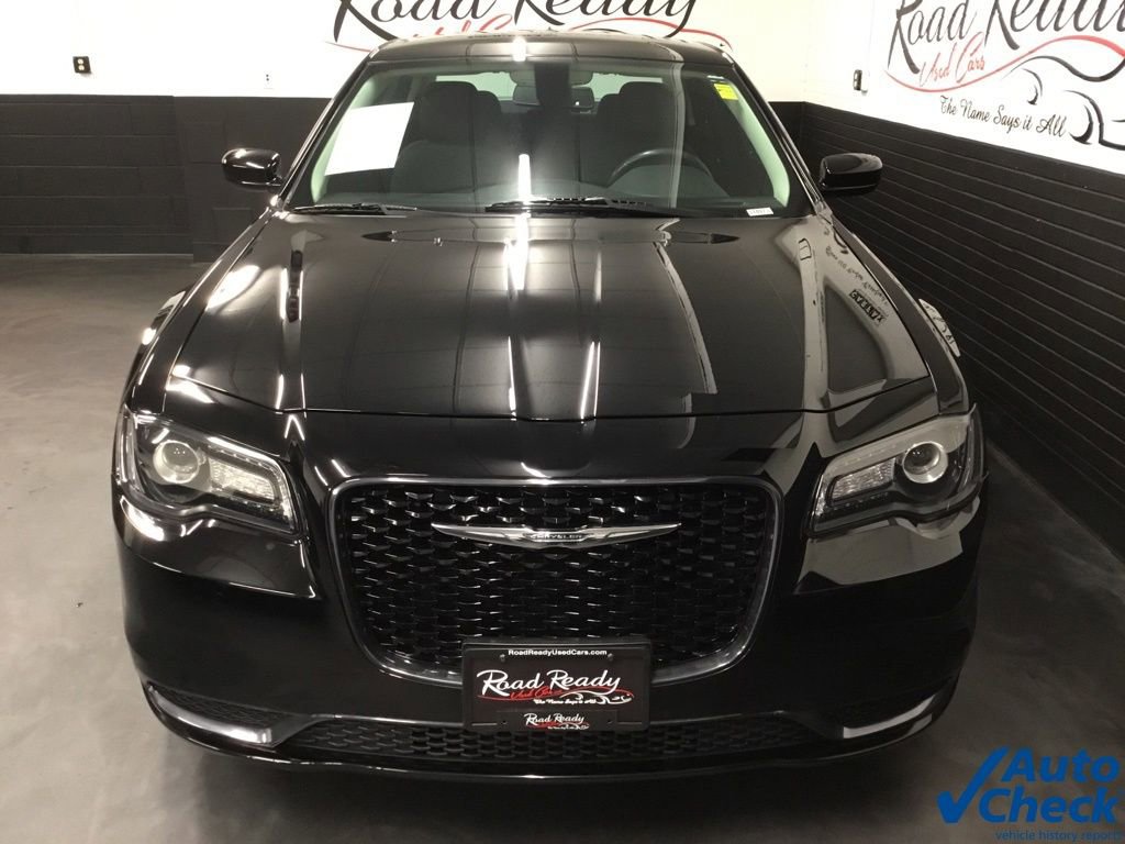 Used 2018 Chrysler 300 Touring w/ Sport Appearance Package RWD image 4