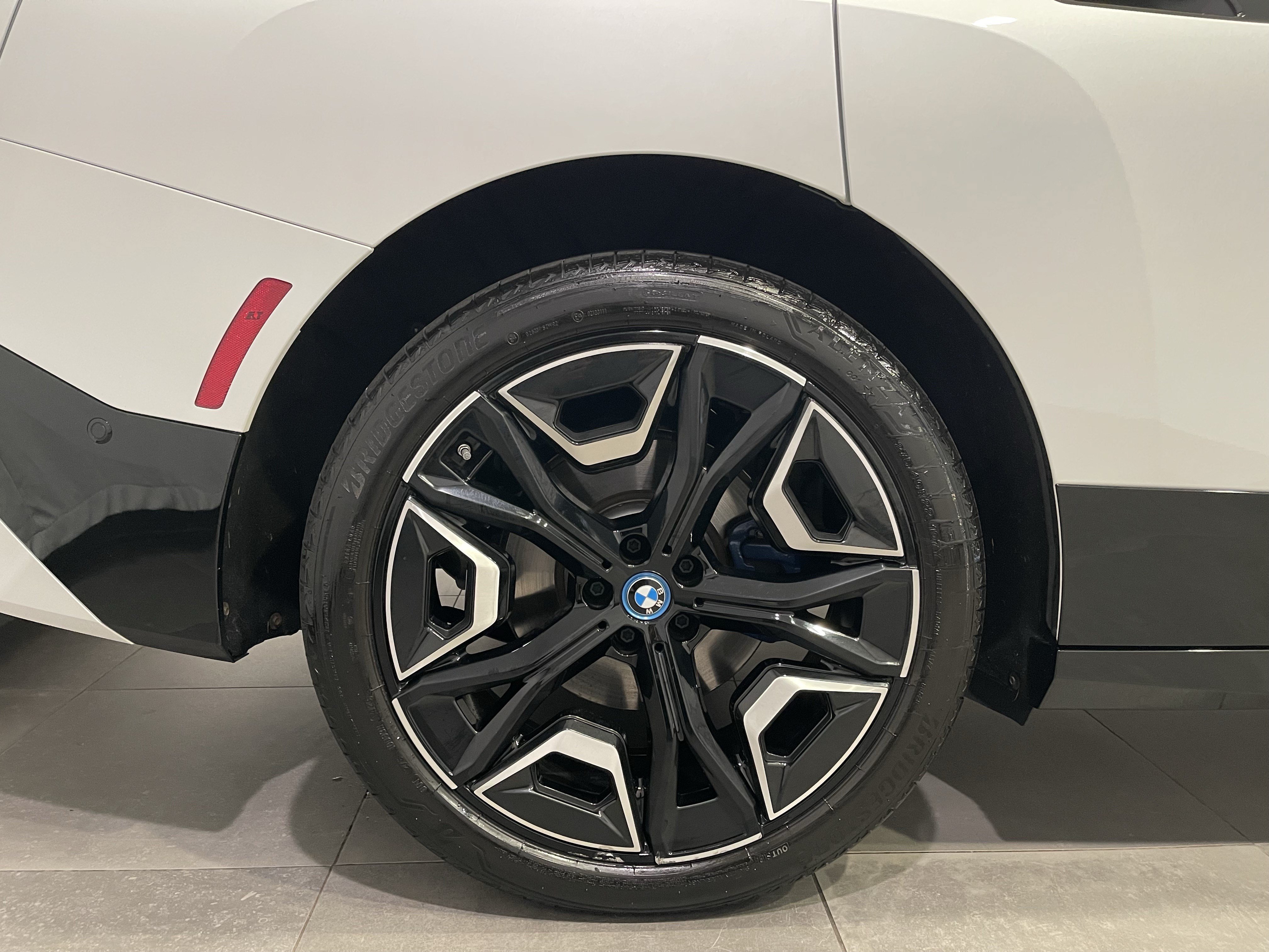 Used 2024 BMW iX xDrive50 w/ Sport Package AWD/4WD image 9