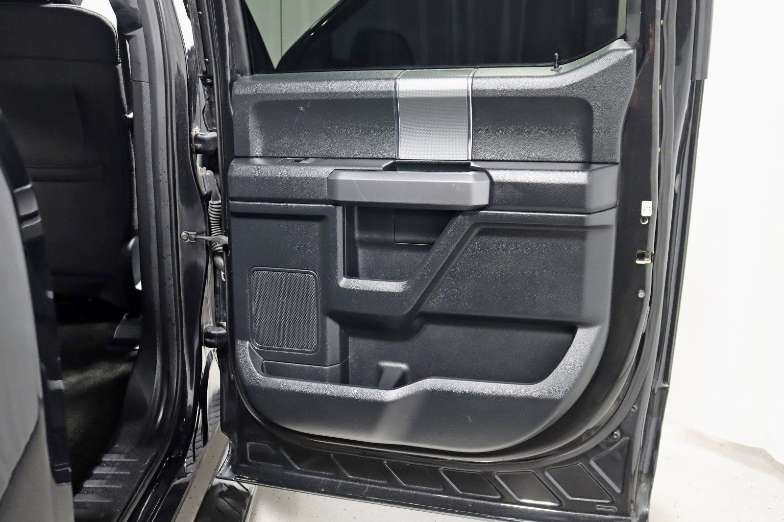 Used 2015 Ford F150 XLT w/ Equipment Group 302A Luxury AWD/4WD image 32