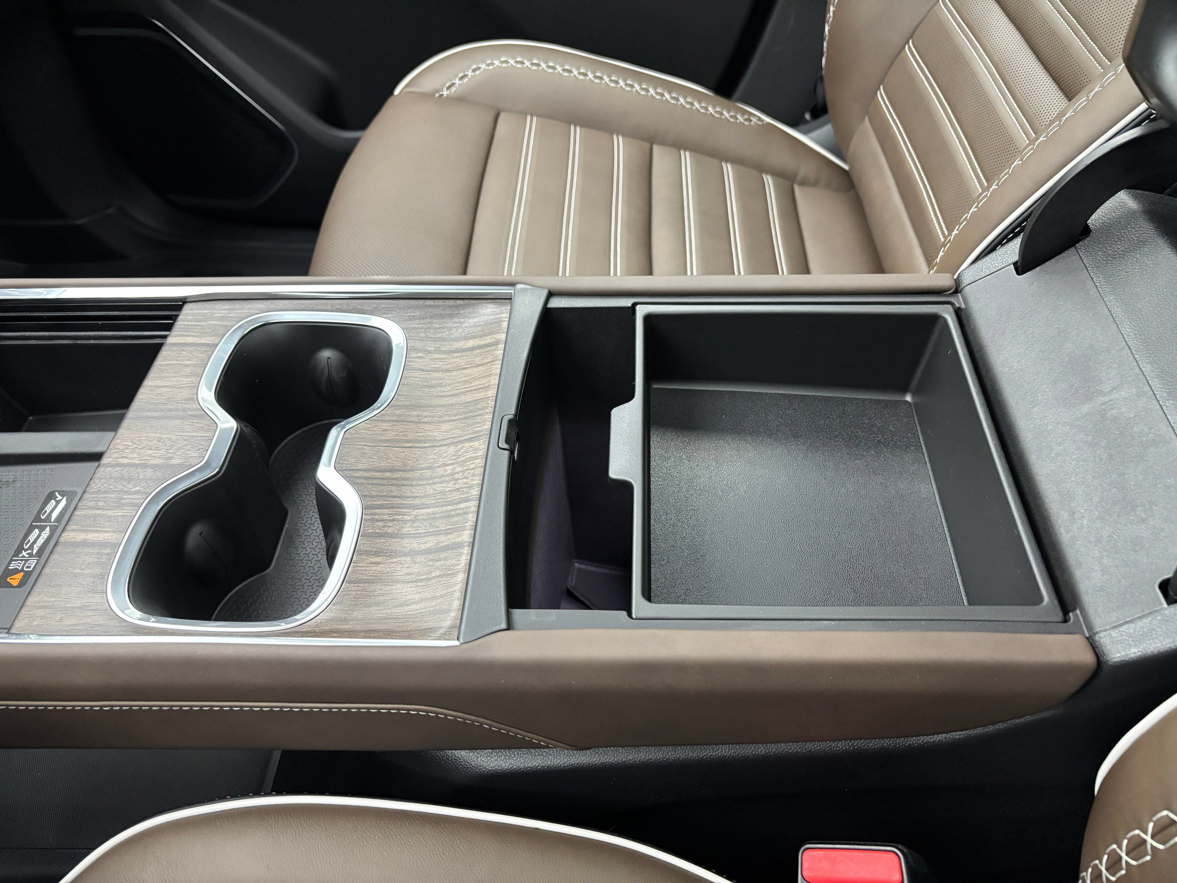 New 2026 GMC Acadia Denali Ultimate w/ LPO, Floor Liner Package AWD/4WD image 37