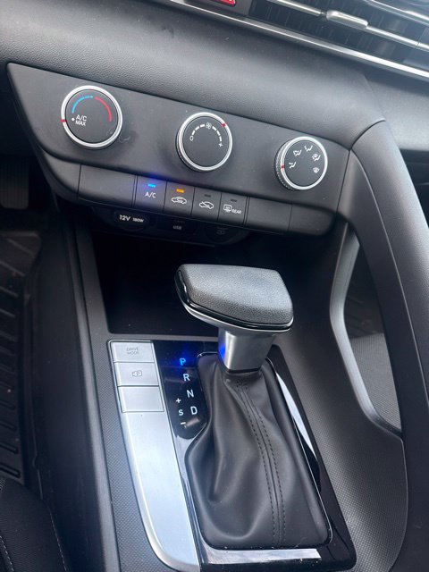 Used 2025 Hyundai Elantra SE FWD image 18