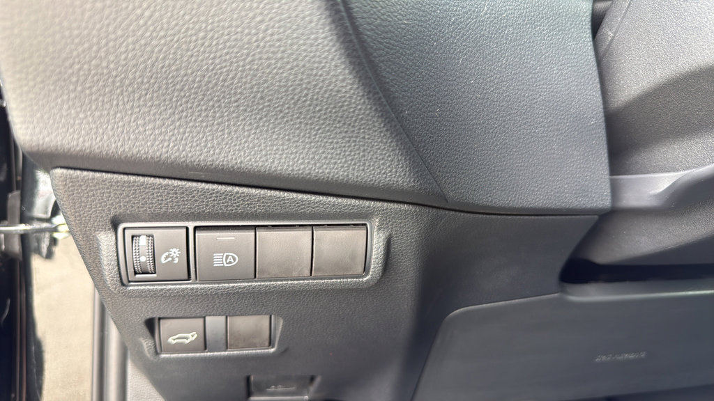 Used 2023 Toyota Corolla Cross XLE w/ Convenience Package FWD image 20