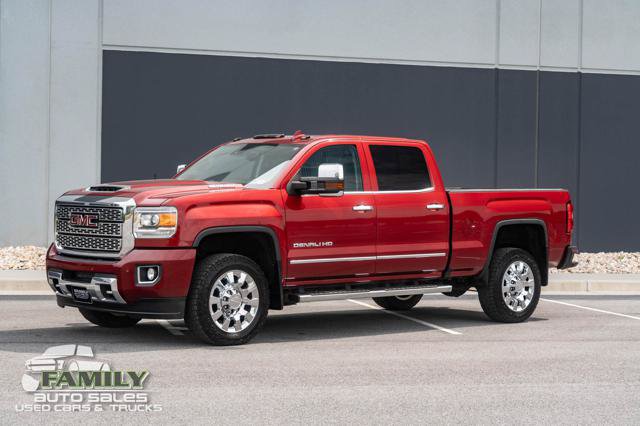 Used 2019 GMC Sierra 2500 Denali w/ Duramax Plus Package AWD/4WD image 2