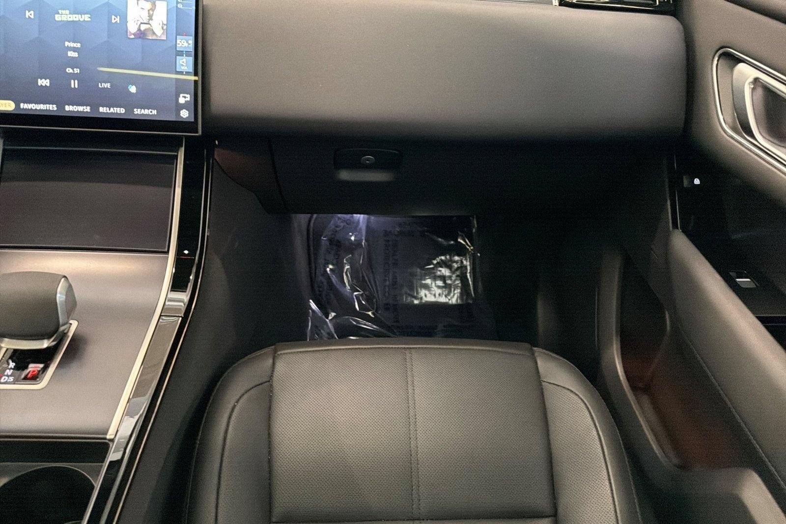 Certified 2026 Land Rover Range Rover Velar Dynamic SE AWD/4WD image 30