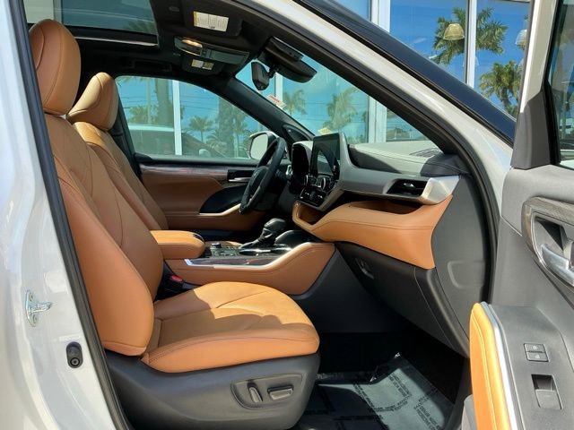 Used 2025 Toyota Highlander Platinum image 18