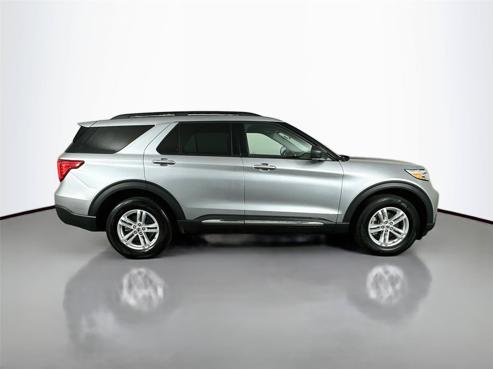 Used 2024 Ford Explorer XLT w/ Equipment Group 202A AWD/4WD image 17