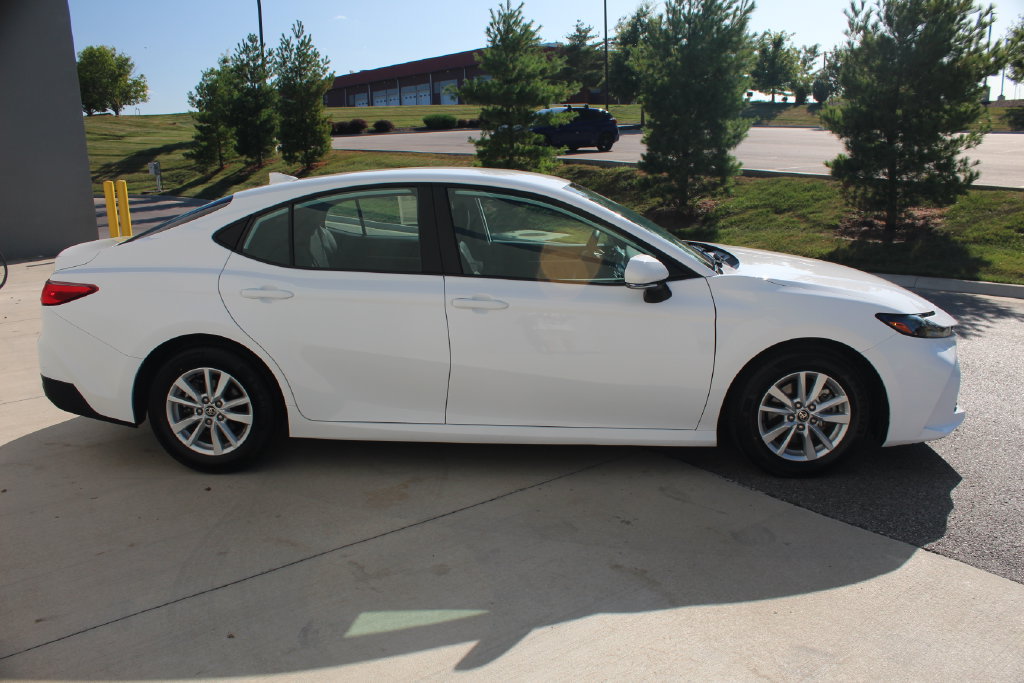 Used 2025 Toyota Camry LE FWD image 9