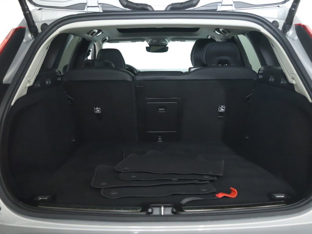 Used 2025 Volvo V60 B5 Cross Country Plus image 32