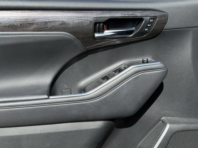 Used 2021 Toyota Highlander Limited AWD/4WD image 29