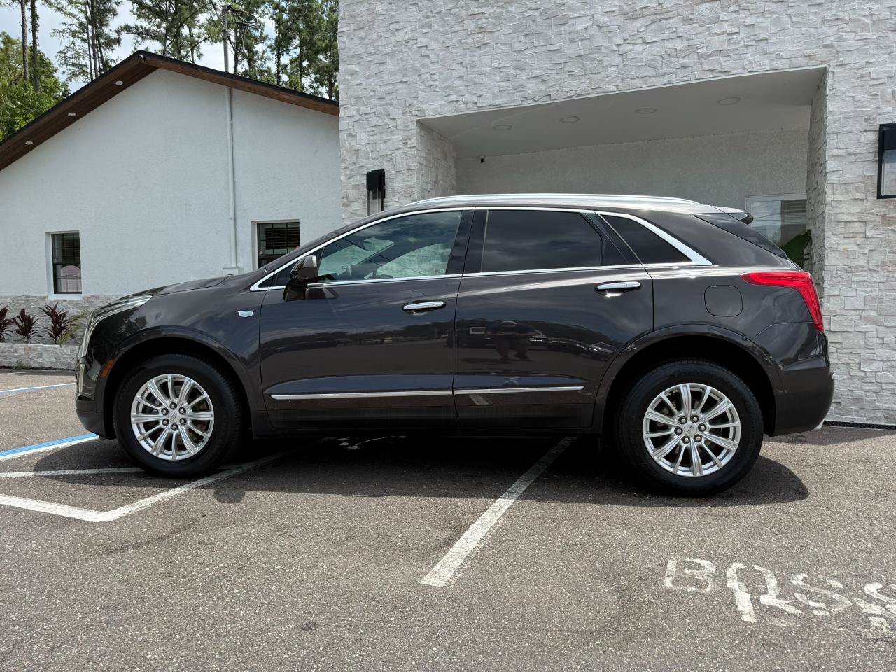 Used 2018 Cadillac XT5 FWD image 2