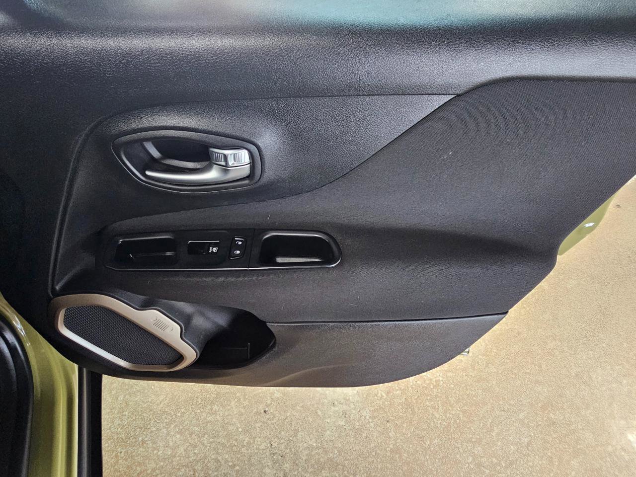 Used 2015 Jeep Renegade Latitude w/ Popular Equipment Group AWD/4WD image 9
