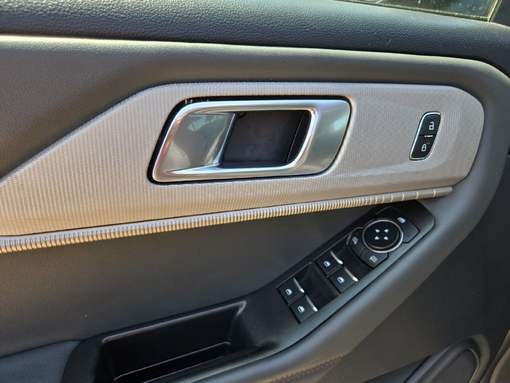Certified 2025 Ford Explorer Active AWD/4WD image 10