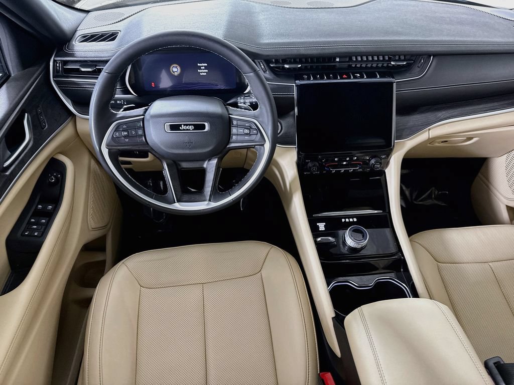 Used 2023 Jeep Grand Cherokee L Limited w/ Luxury Tech Group II AWD/4WD image 3