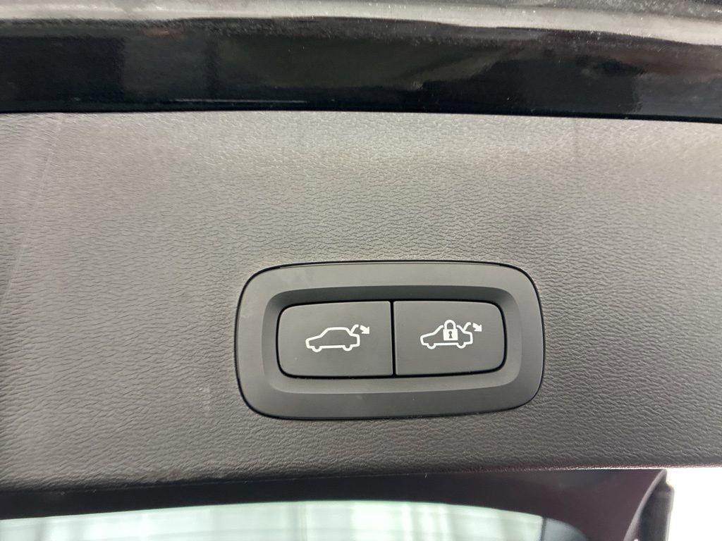 Used 2024 Volvo XC40 B5 Core image 7