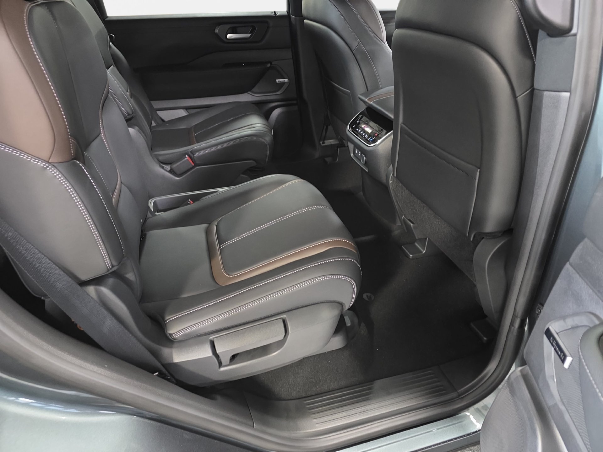 New 2026 Nissan Armada SL w/ Captain's Chari Seat Package AWD/4WD image 11