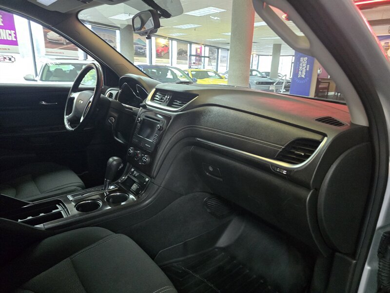 Used 2015 Chevrolet Traverse LT w/ Style and Technology Package FWD image 15