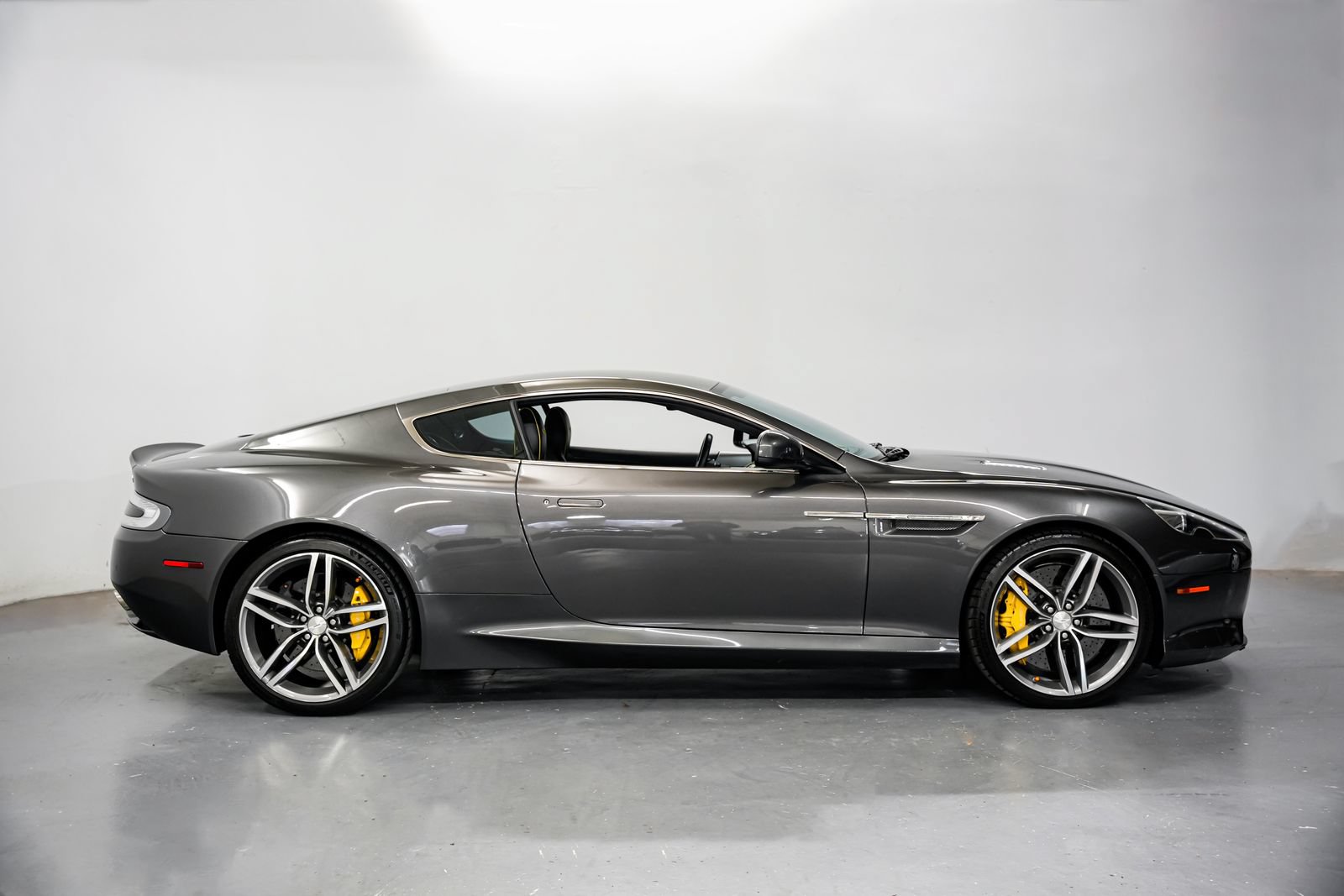 Used 2014 Aston Martin DB9 Coupe RWD image 2