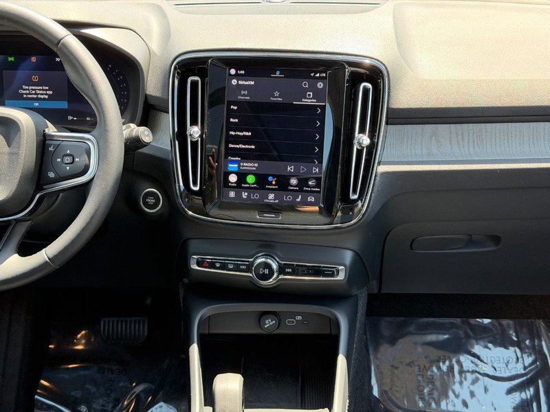 Certified 2025 Volvo XC40 B5 Core AWD/4WD image 13