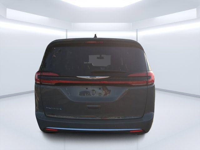 Used 2025 Chrysler Pacifica Select FWD image 4
