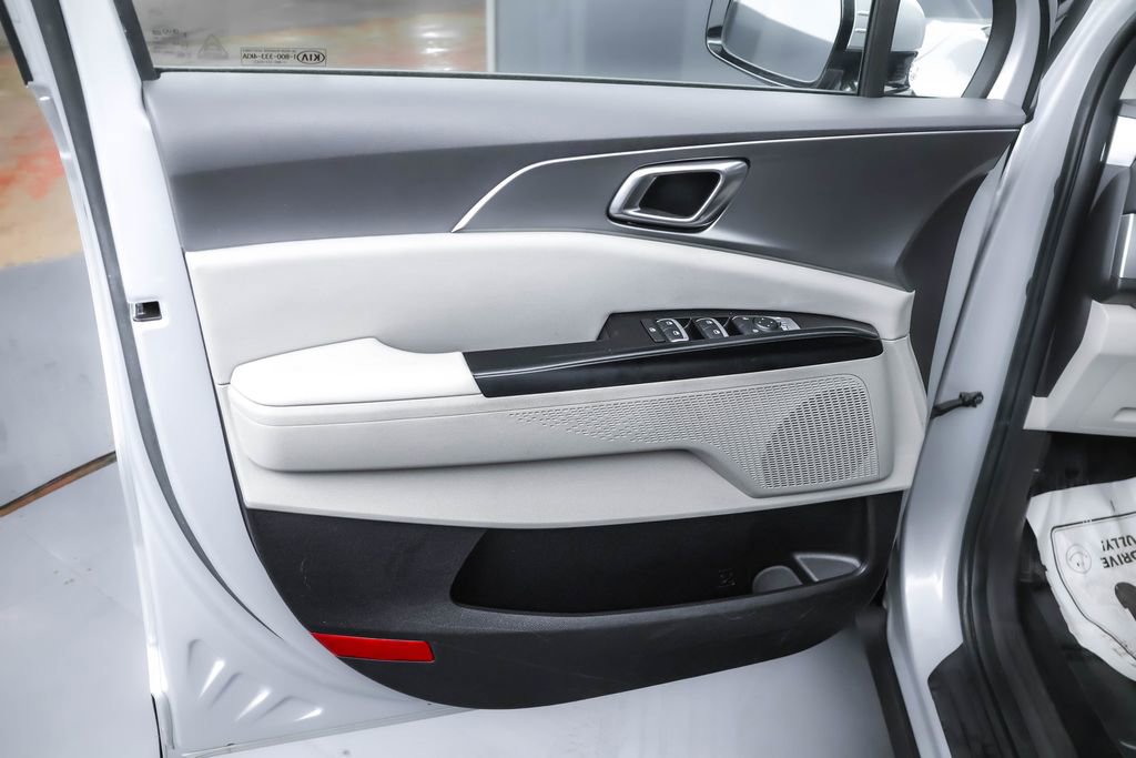 Used 2022 Kia Carnival LX image 17