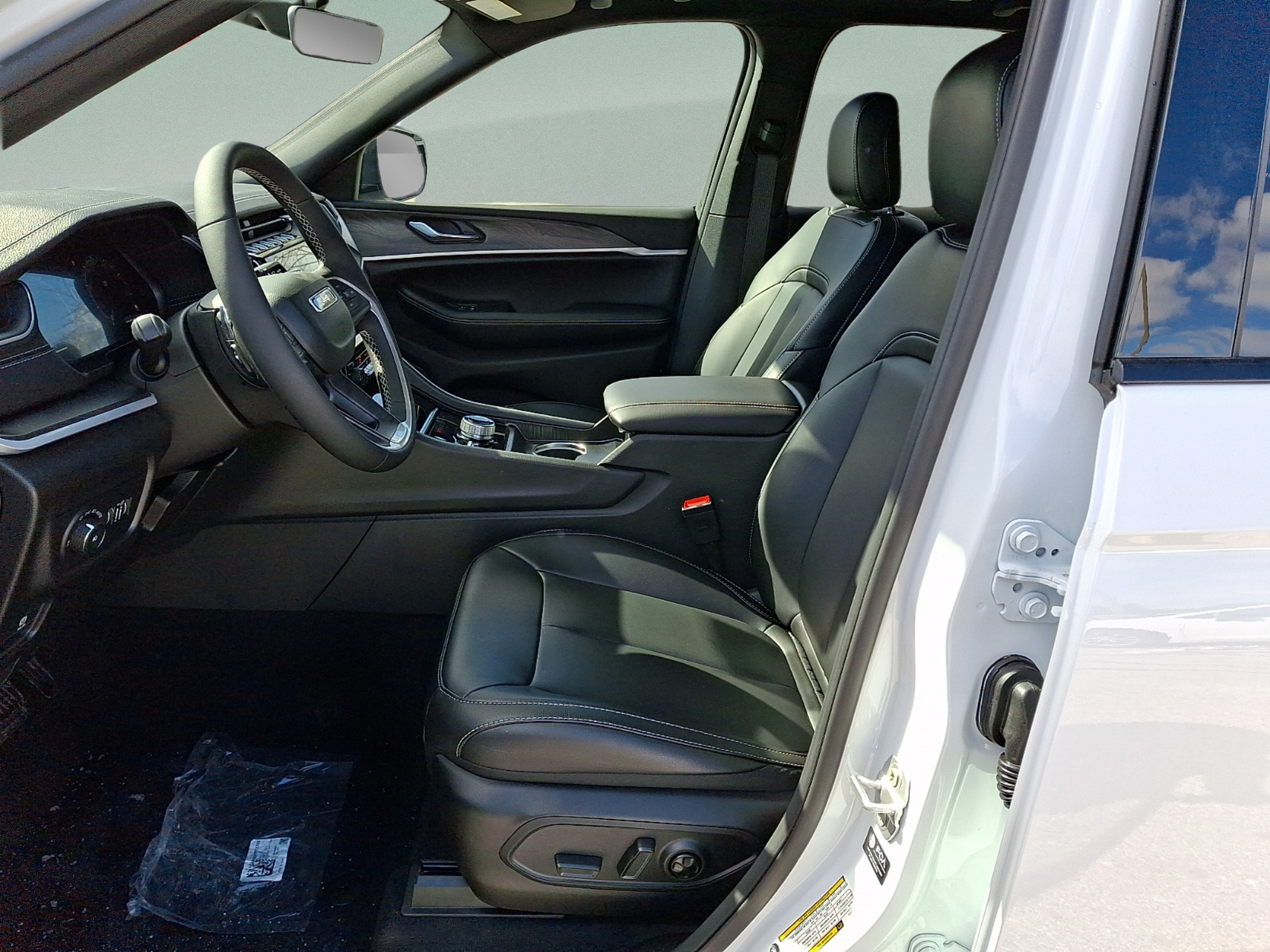 New 2025 Jeep Grand Cherokee Limited w/ Black Appearance Package AWD/4WD image 9