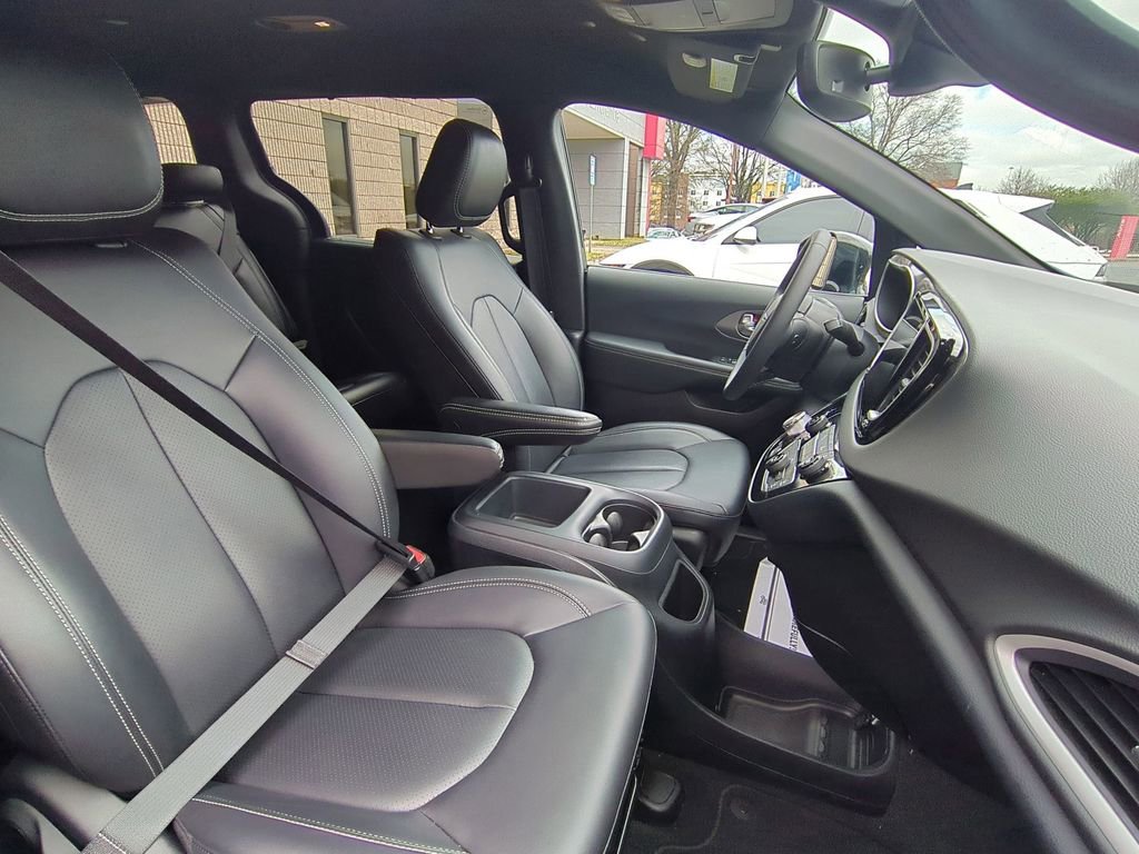 Used 2025 Chrysler Pacifica Select image 31