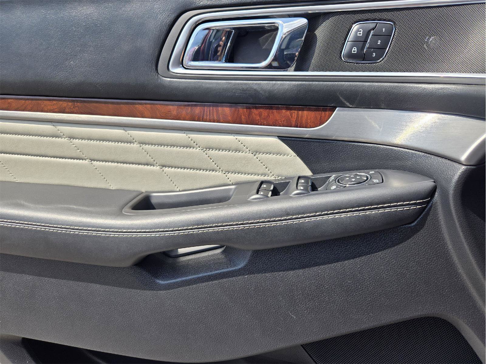 Used 2016 Ford Explorer Platinum AWD/4WD image 22