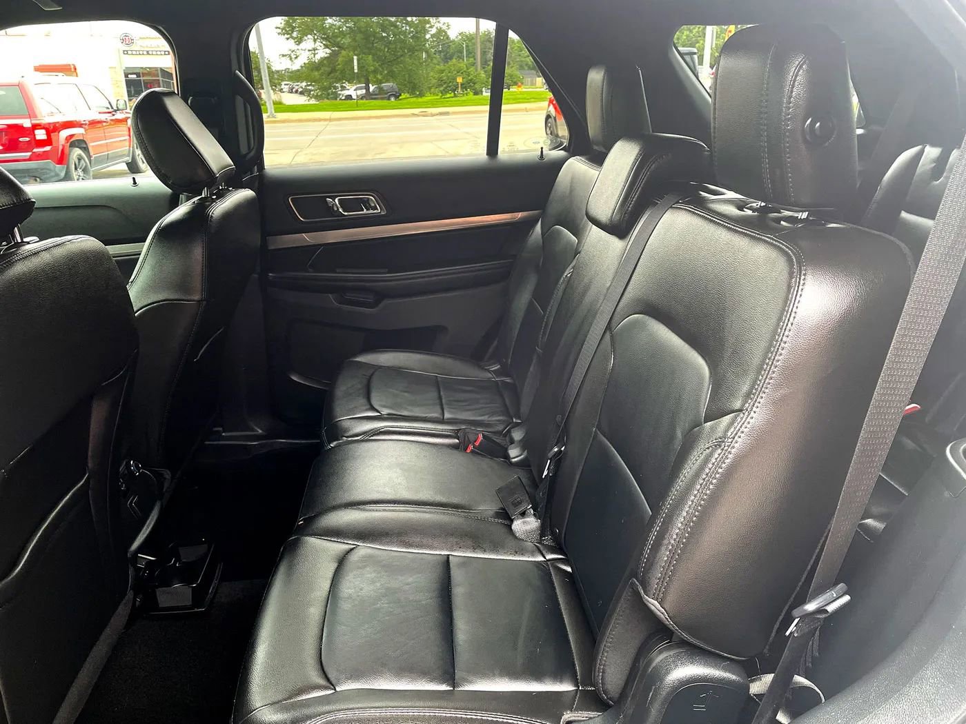 Used 2018 Ford Explorer XLT w/ Equipment Group 202A AWD/4WD image 10