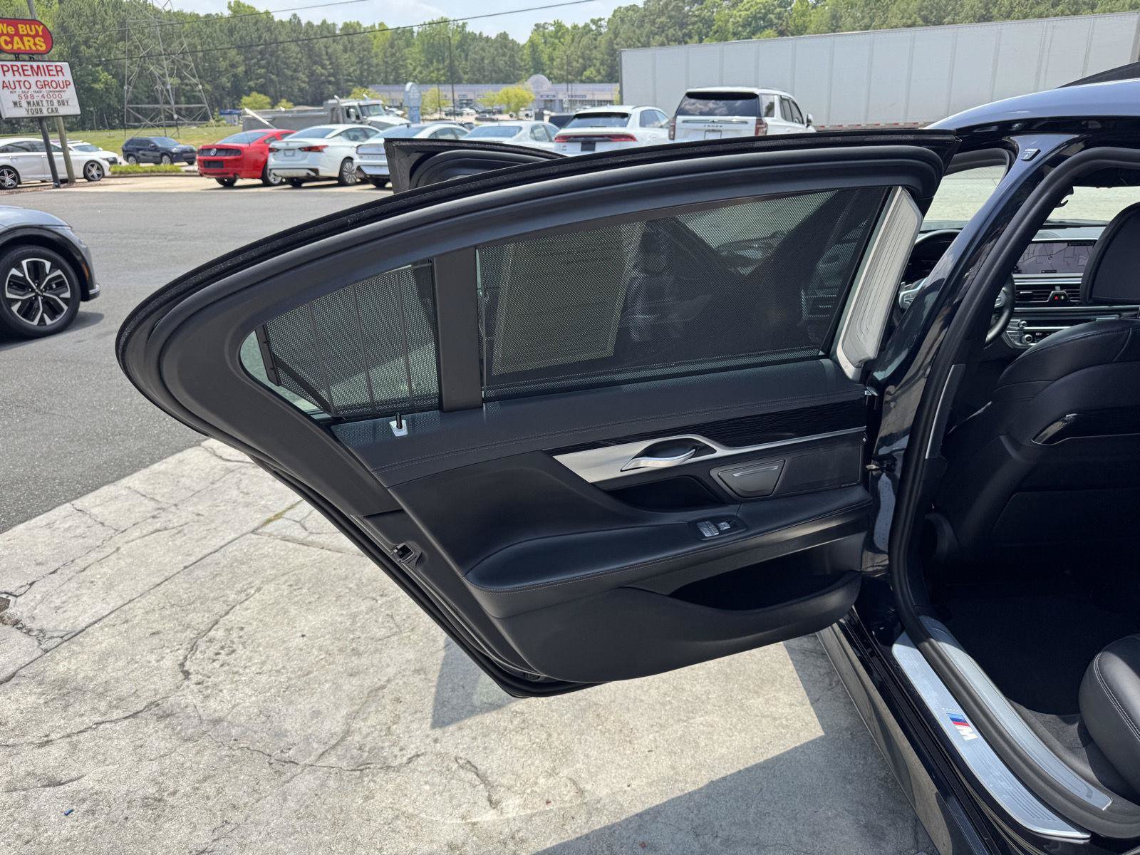 Used 2022 BMW 740i w/ M Sport Package RWD image 8