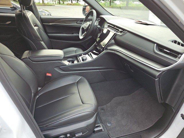 Used 2024 Jeep Grand Cherokee L Limited image 11