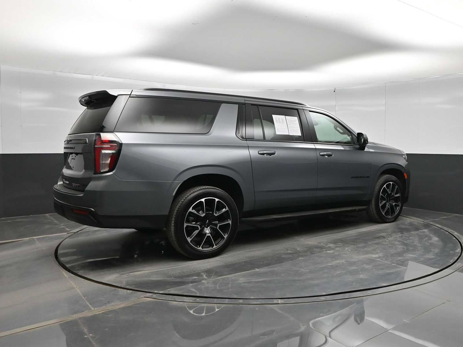 Used 2022 Chevrolet Suburban RST w/ Luxury Package AWD/4WD image 8
