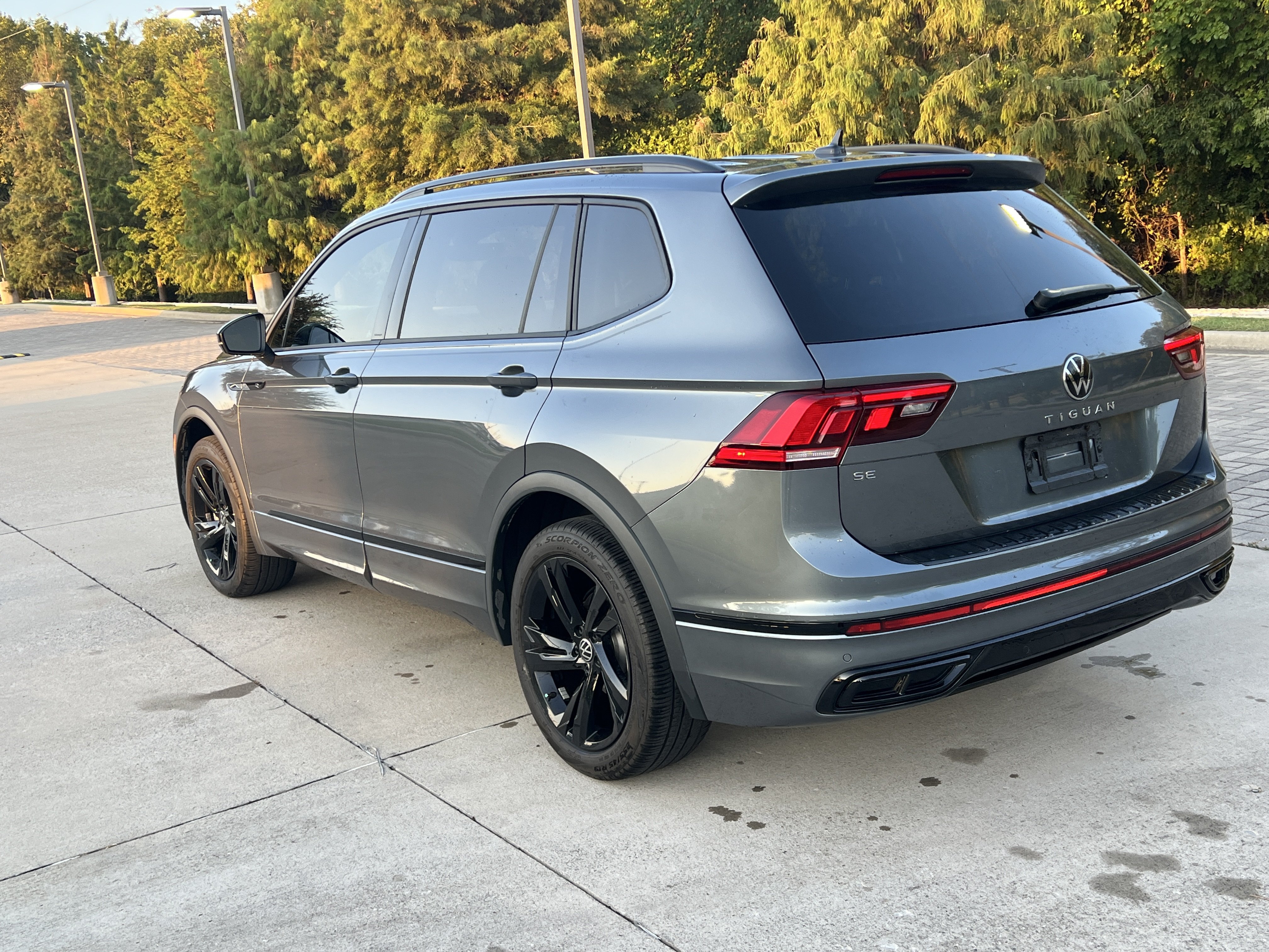 Used 2023 Volkswagen Tiguan SE R-Line FWD image 5