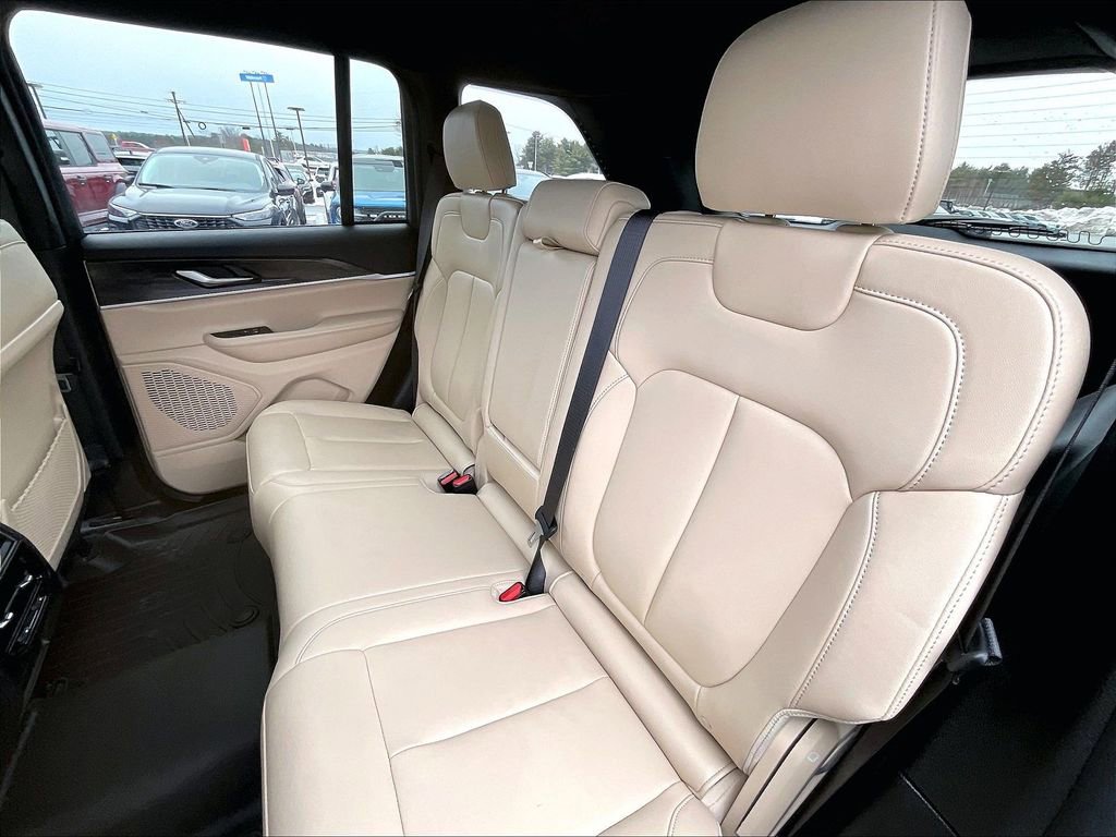 Used 2023 Jeep Grand Cherokee Limited image 14