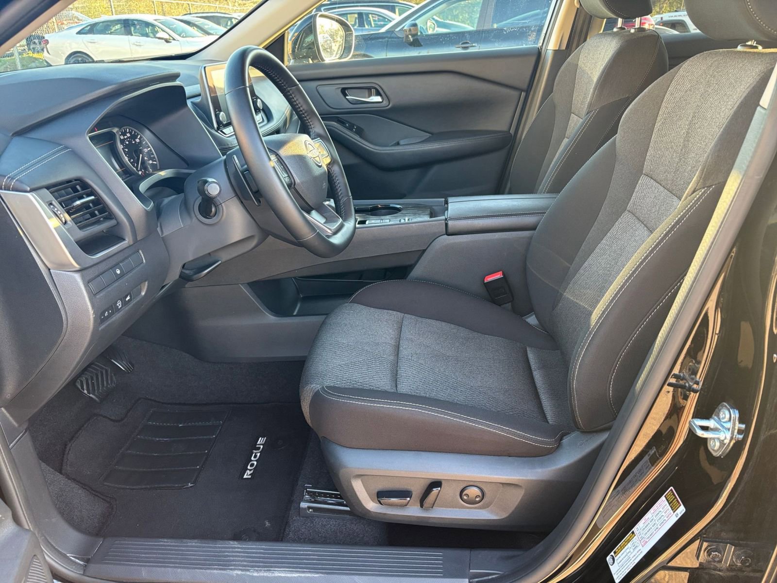Used 2025 Nissan Rogue SV FWD image 29
