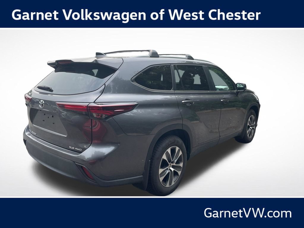 Used 2024 Toyota Highlander XLE AWD/4WD image 5