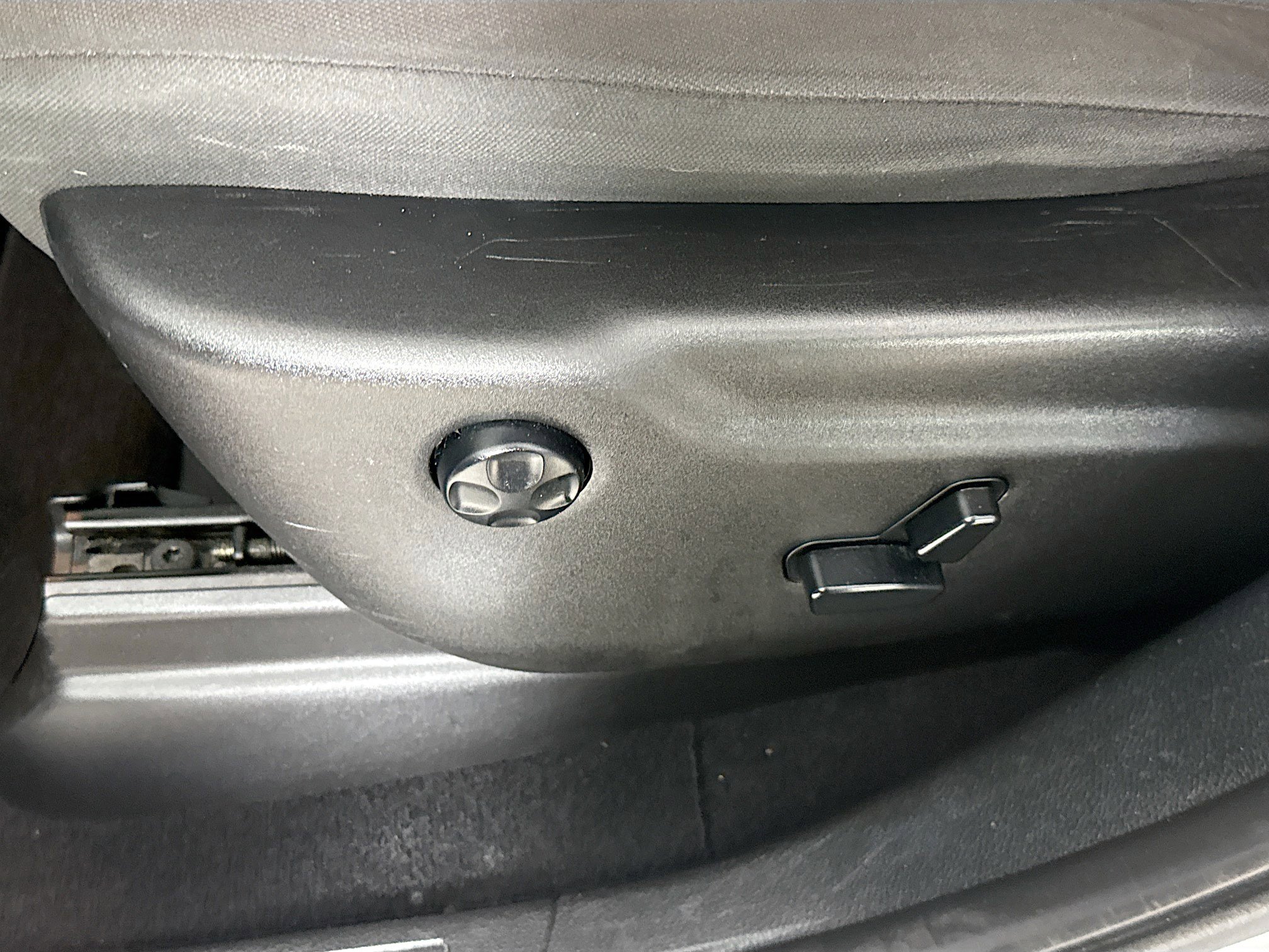 Used 2019 Jeep Grand Cherokee Laredo AWD/4WD image 24