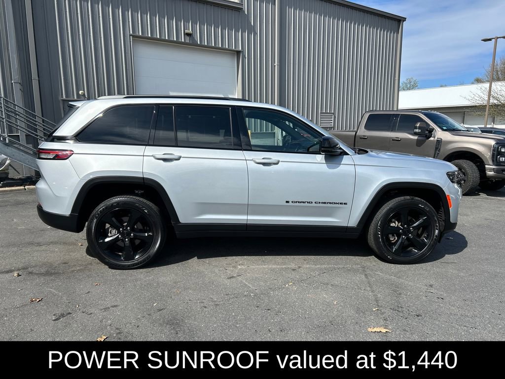 Used 2023 Jeep Grand Cherokee Altitude AWD/4WD image 2