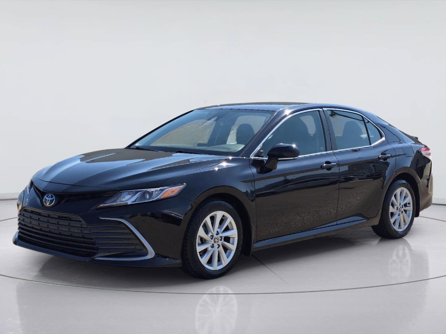 Used 2023 Toyota Camry LE w/ Convenience Package FWD image 1