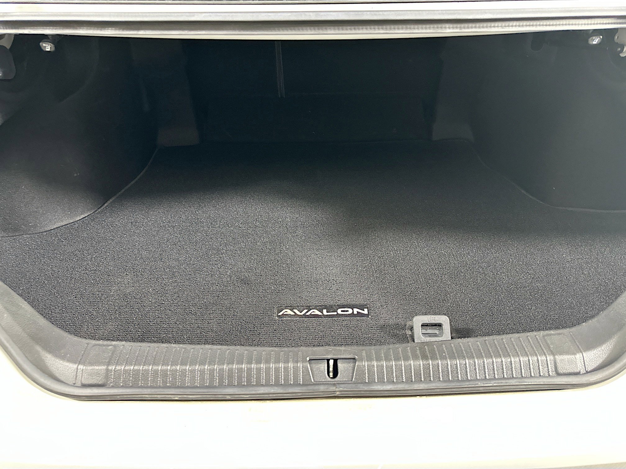Used 2019 Toyota Avalon XLE w/ Moonroof Package FWD image 28