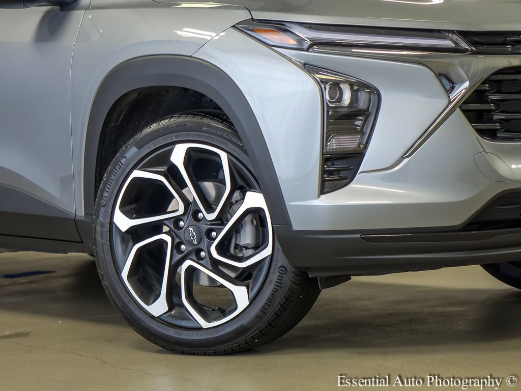Used 2025 Chevrolet Trax RS FWD image 4