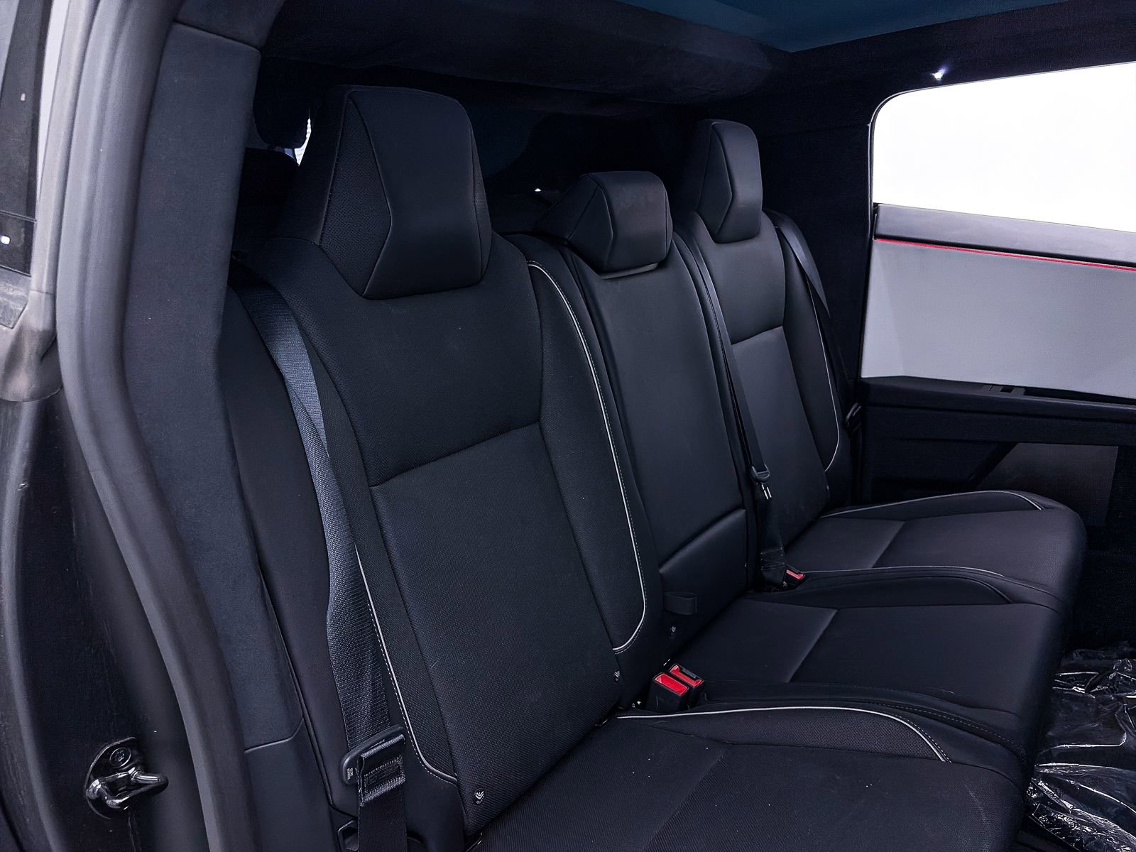 Used 2024 Tesla Cybertruck AWD Crew Cab image 33