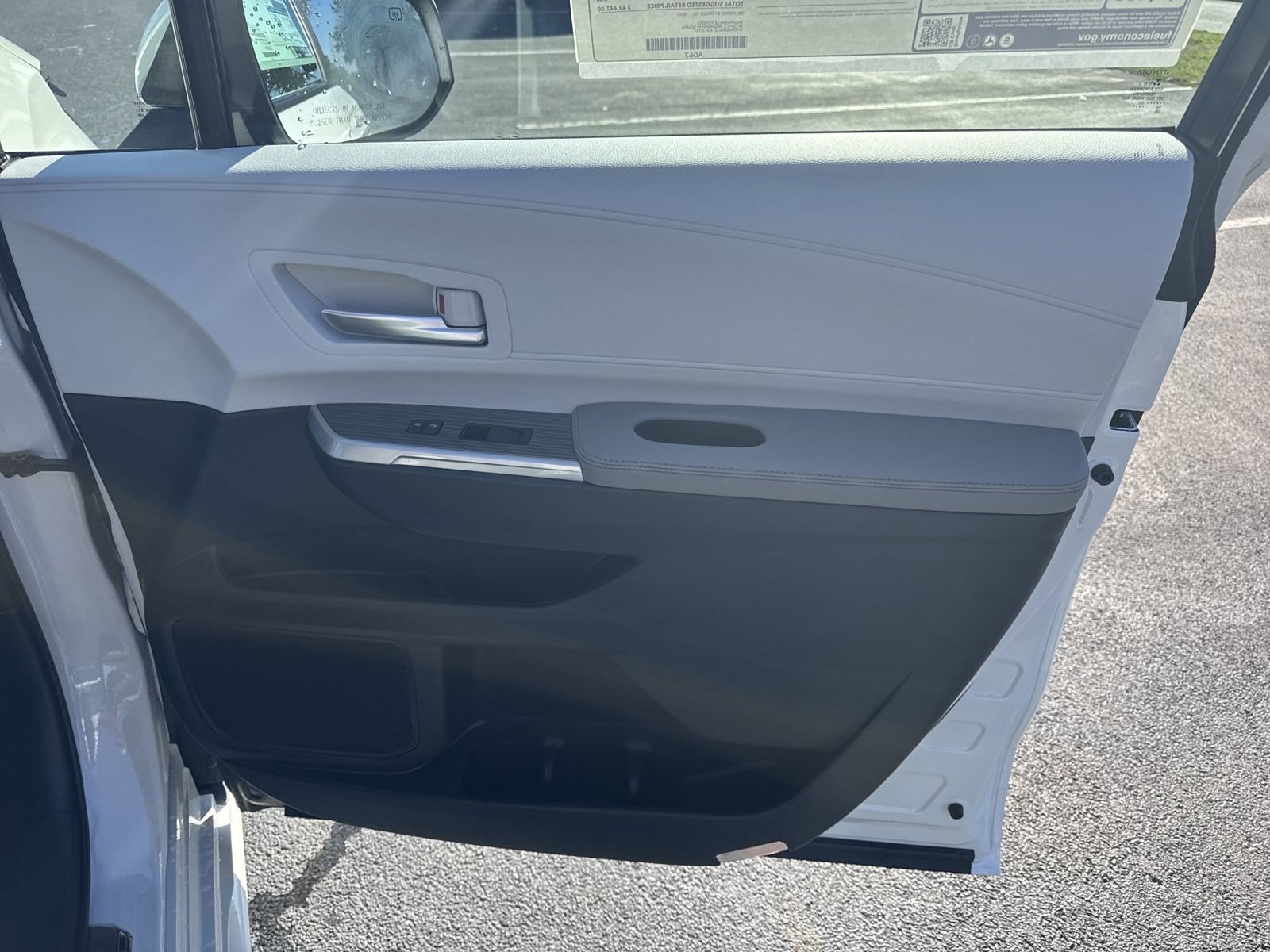 New 2025 Toyota Sienna XLE FWD image 37