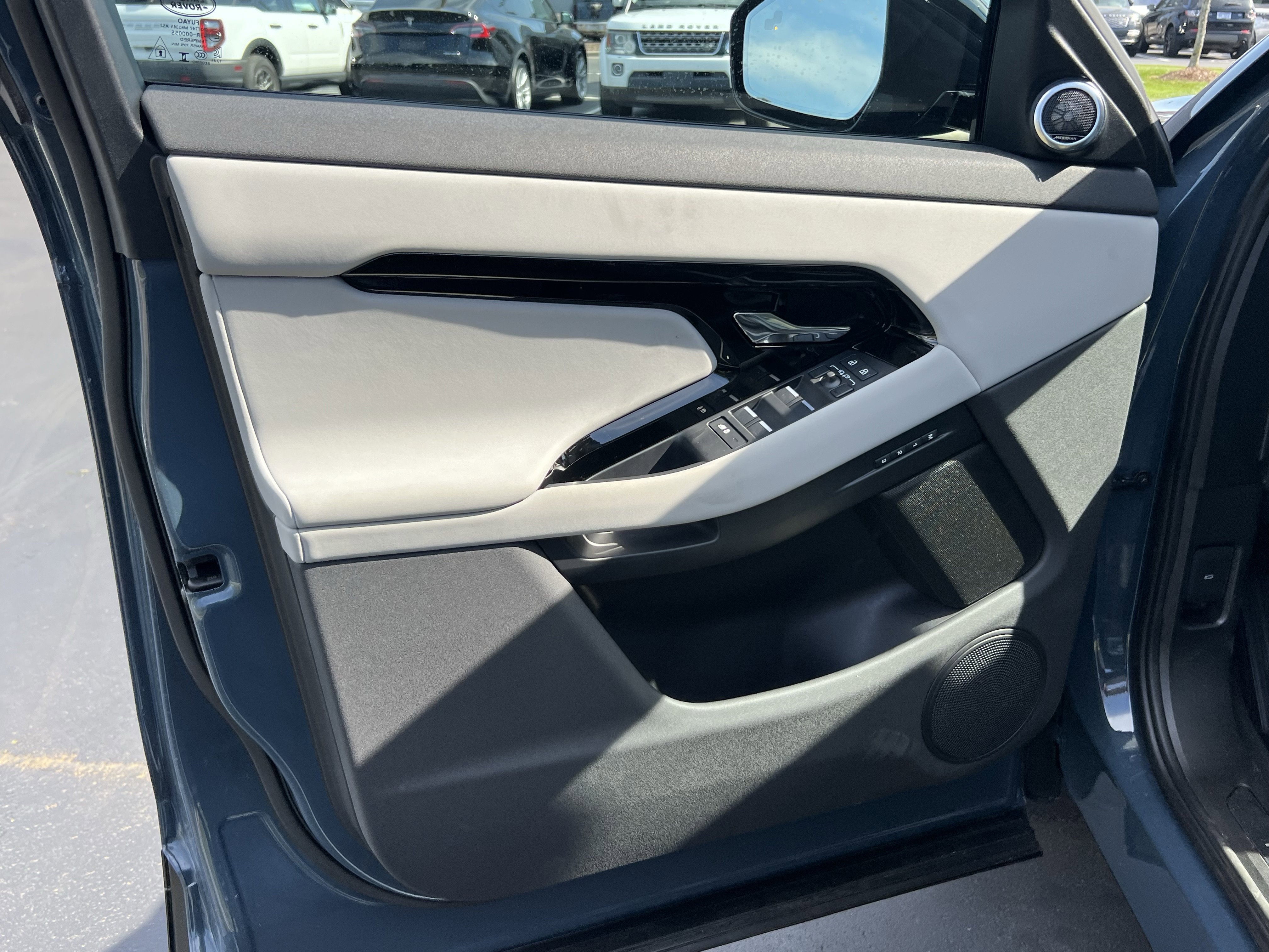 Used 2025 Land Rover Range Rover Evoque Dynamic SE image 12