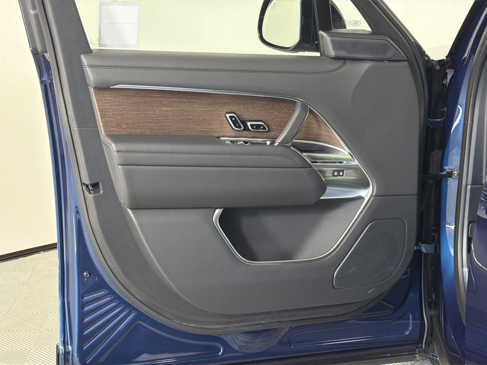 New 2026 Land Rover Range Rover Long Wheelbase SE image 21